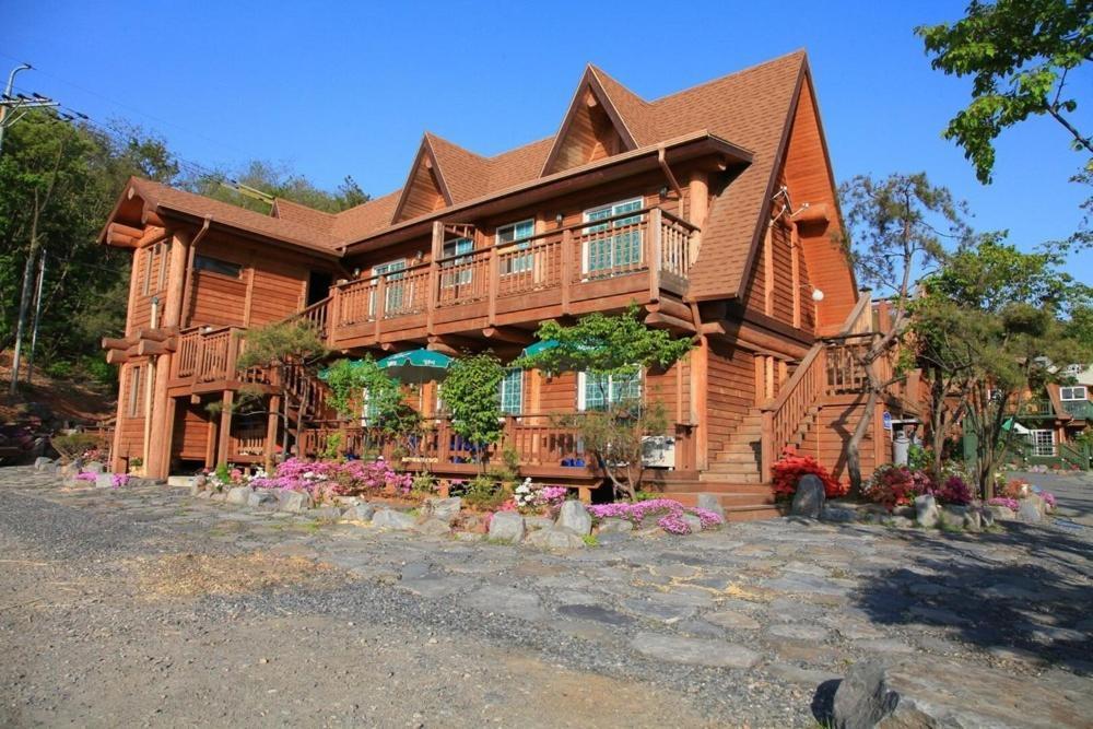 Boryeong Rich Valley Log Village Pension Exterior photo