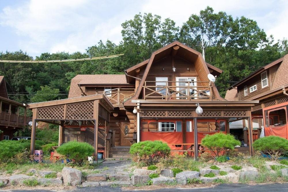 Boryeong Rich Valley Log Village Pension Exterior photo