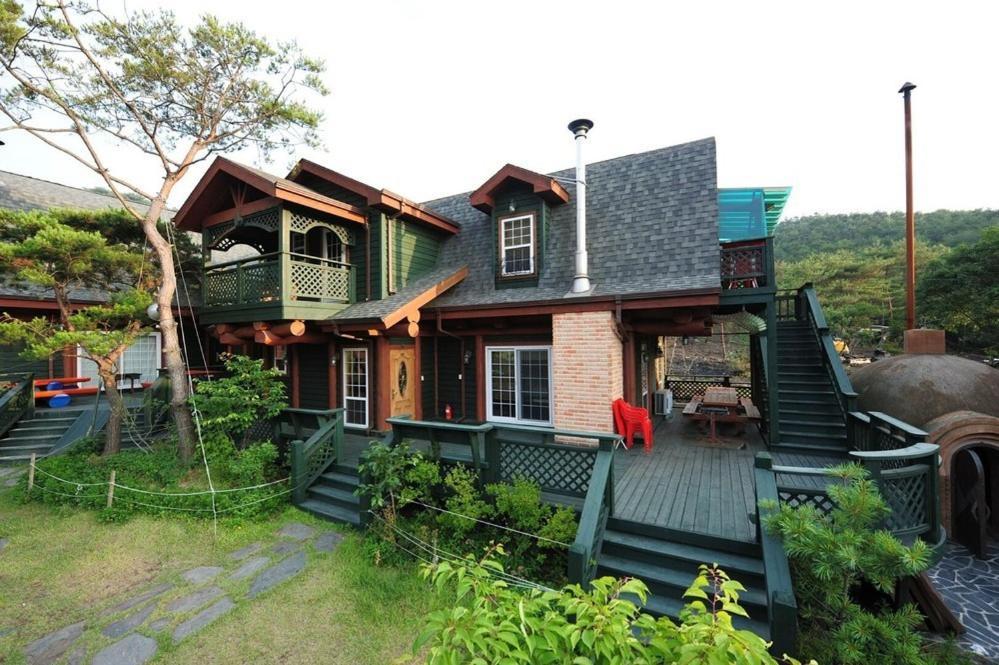 Boryeong Rich Valley Log Village Pension Exterior photo